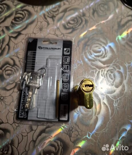 Замок дверной