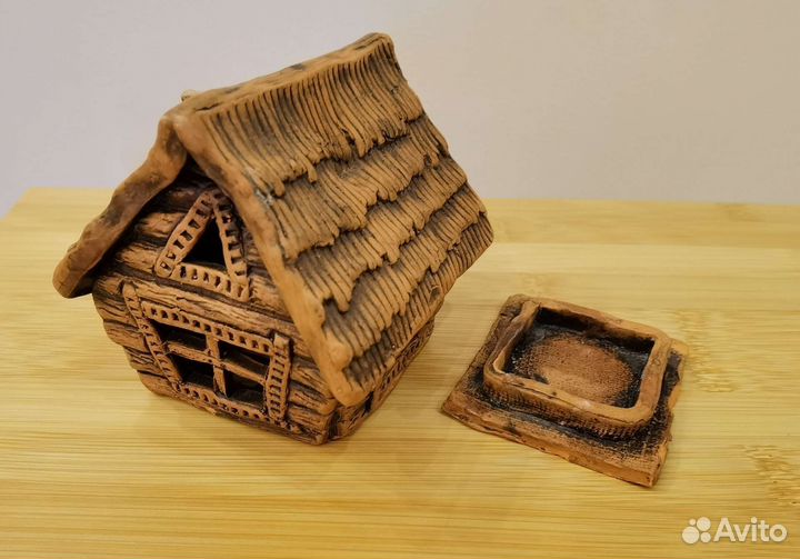 Подсвечник в виде избушки