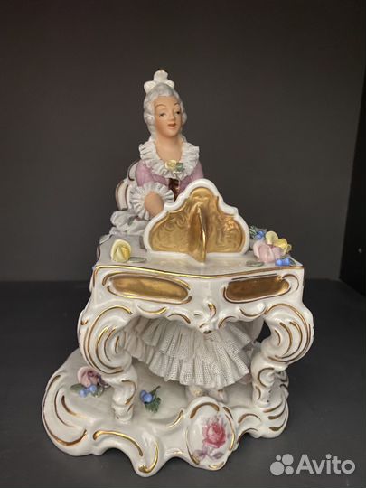 Фарфоровая статуэтка