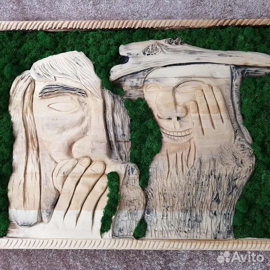 Резное панно из дерева