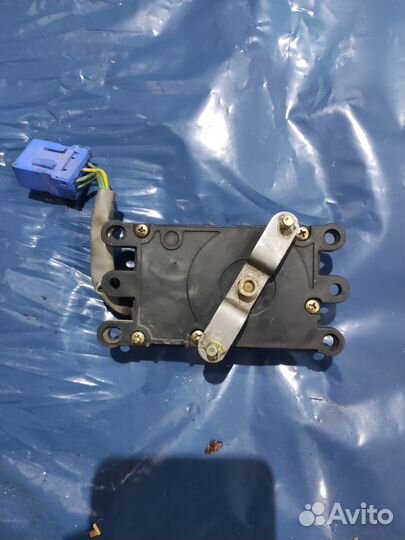Моторчик заслонки отопителя Mazda 626 мазда
