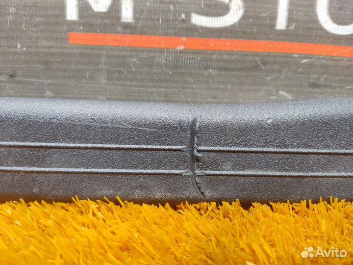 Накладка на порог салона правая Mercedes-Benz