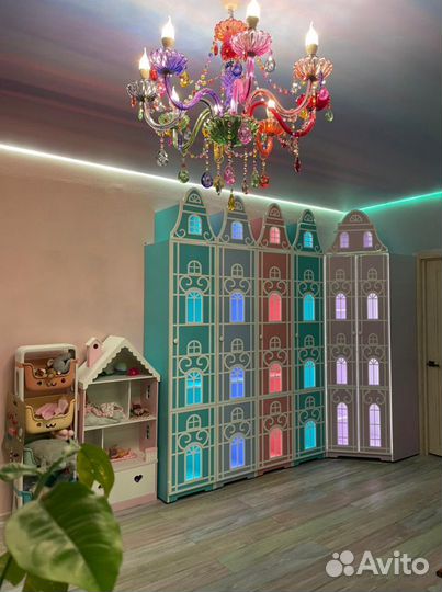 Шкаф в детскую домик с окошками. Шкафы Версаль