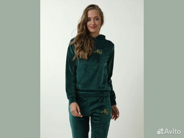 Велюровый спортивный костюм женский