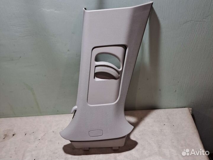 Обшивка центральной стойки правая Octavia A7