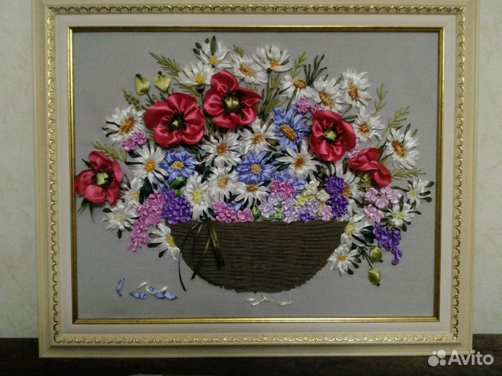 Вышивка атласными лентами, оформленная в багет