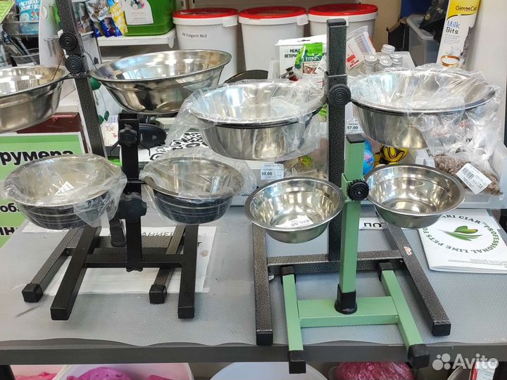 Различные металлические миски на подставке