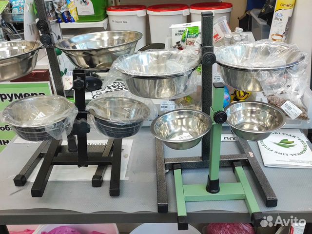 Различные металлические миски на подставке