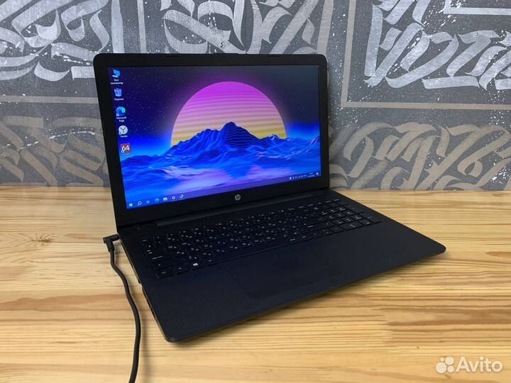 Тонкий легкий ноутбук HP на SSD