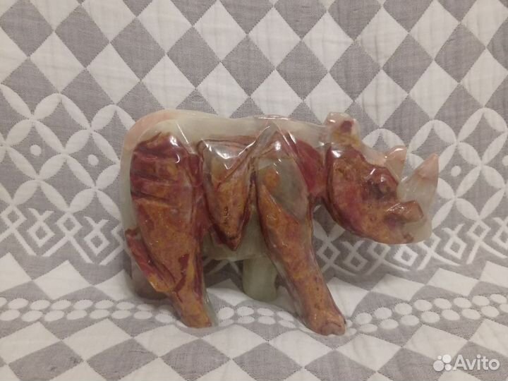 Носорог из натурального камня