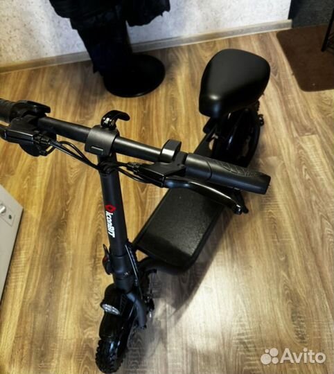 Электрический самокат с сидением