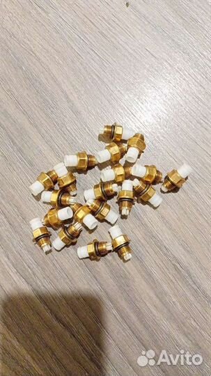 7L0616757 Штуцер соединитель пневмоподвески