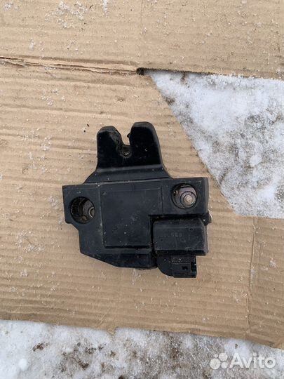 Замок багажника toyota corolla 150