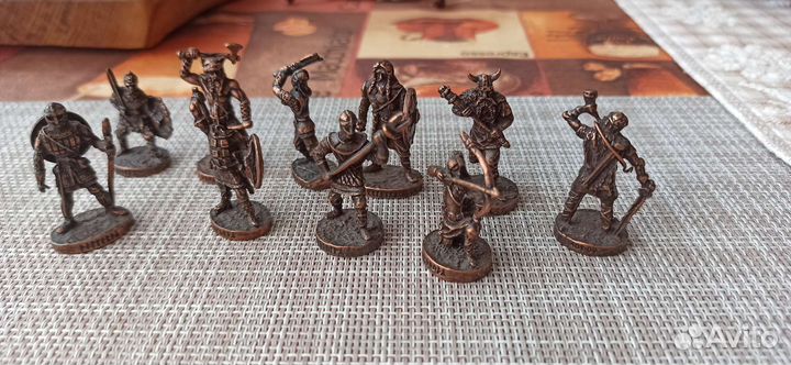 Викинги отлиты в бронзе