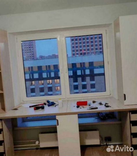 Рабочая зона в углу у окна