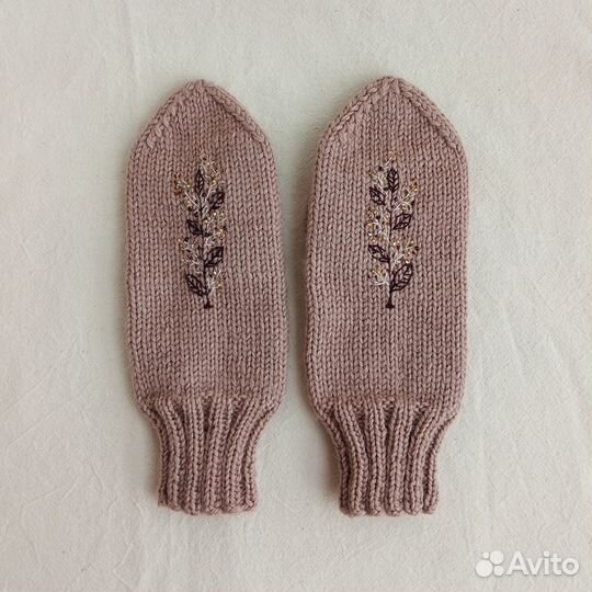 Варежки вязаные шерстяные с вышивкой