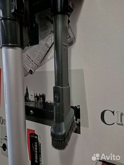 Пылесос вертикальный беспроводной Redmond RV-UR362