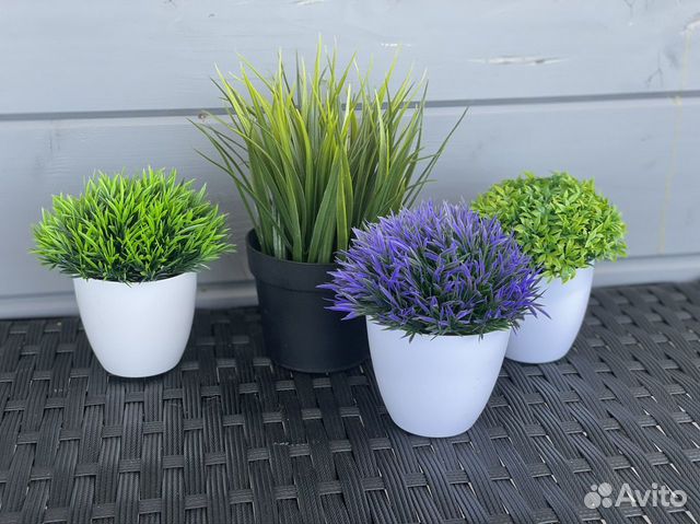 Искусственные цветы в горшке