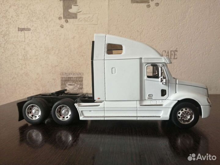 Модель freightliner 1/32