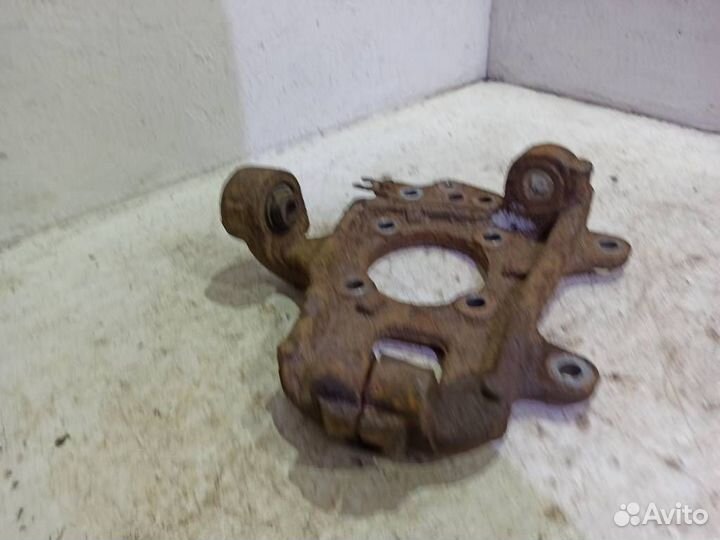 Кулак задний левый Ниссан