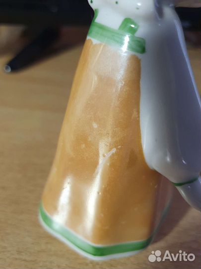 Статуэтка девочка в платке. дулево