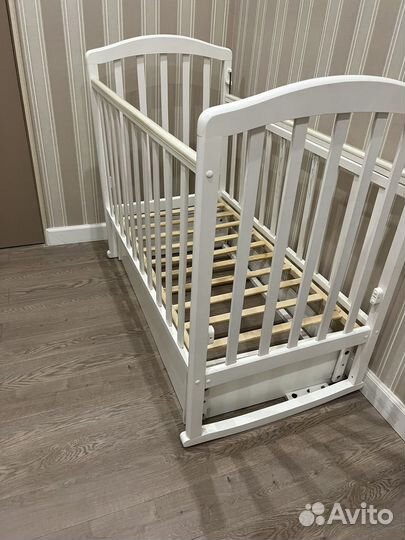 Детская кроватка с маятником
