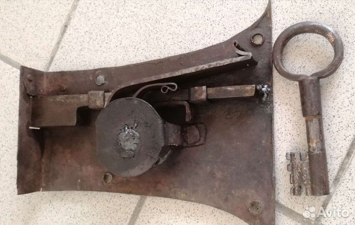 Замок старинный с ключом