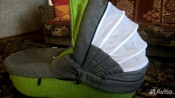 Коляска с люлькой