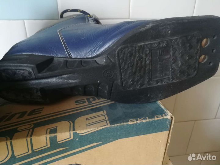 Лыжные ботинки и лыжи