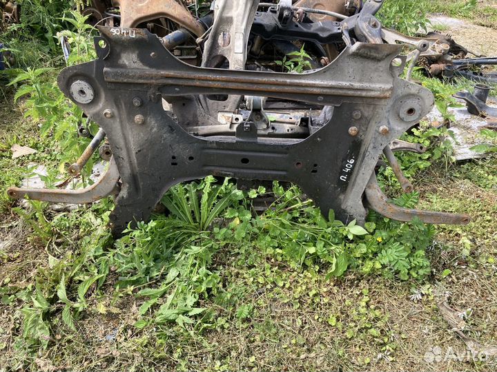 Передняя балка на Пежо 406