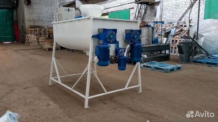 Двухвальный горизонтальный смеситель кормов