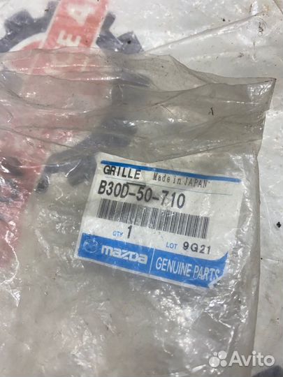 Молдинг решетки радиатора Mazda 323