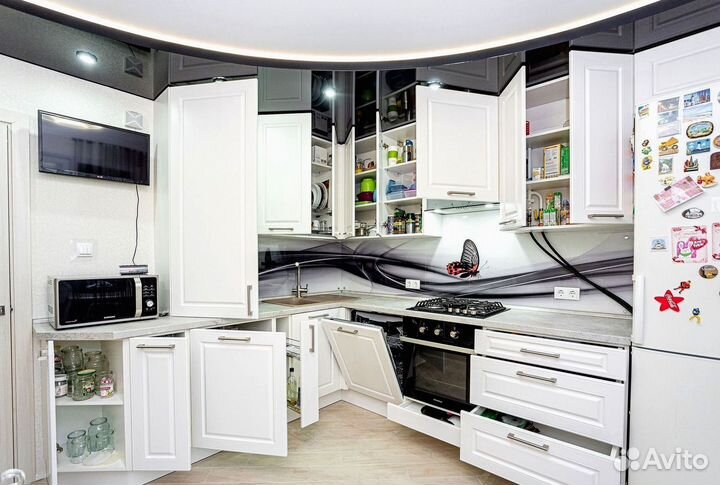 Кухонный гарнитур в современном стиле на заказ