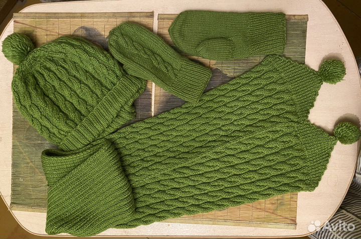 Вязаный набор - шапка, шарф, рукавицы