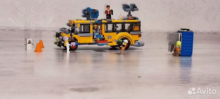 Lego hidden side
