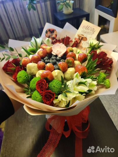 Букеты, сладкие из шоколада и клубники с цветами