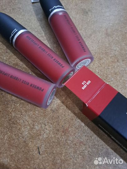 Жидкая помада для губ 975. Mac Mac