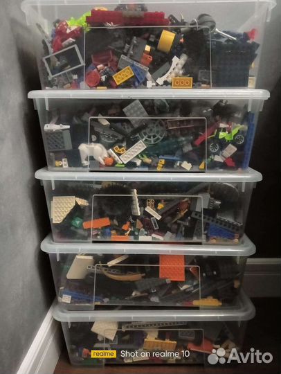 Детали Lego из разных наборов вместе с ящиками