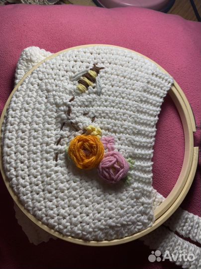 Шапка ручной работы с вышивкой