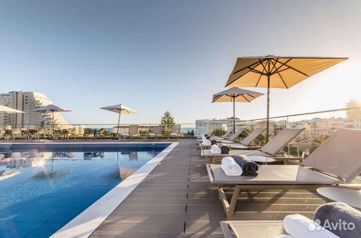 Пляжный зонт на центральной опоре для кафе