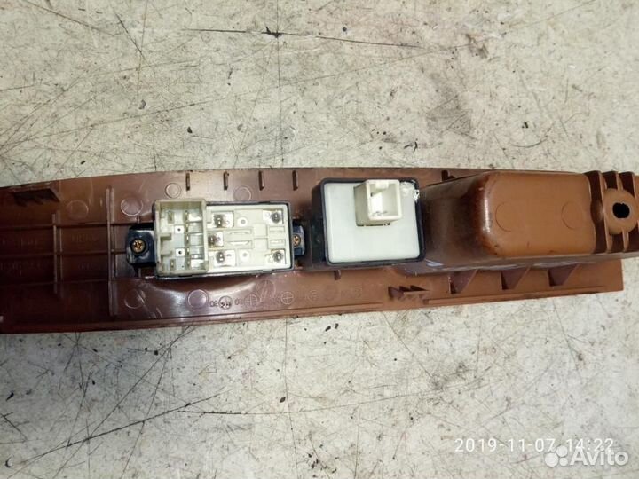 Кнопка стеклоподъемника Kia Carnival