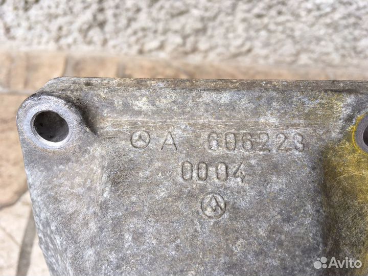 Кронштейн двигателя левый A6062230004