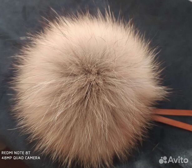 Помпон из меха енота