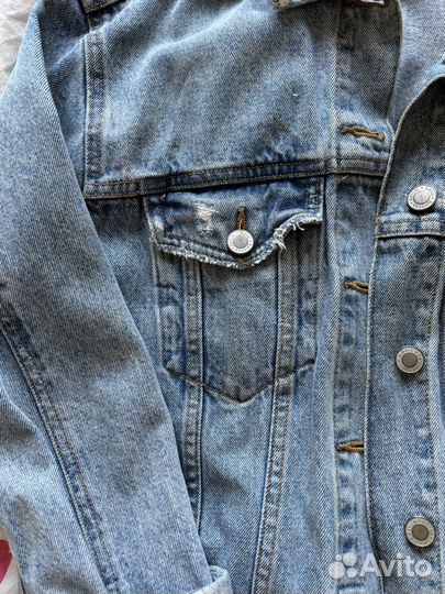 Джинсовая куртка с потёртостями
