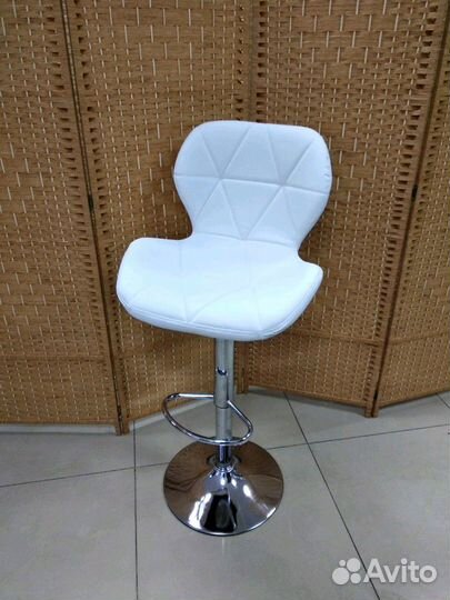Стул для визажистов, бровистов. На барной стойке