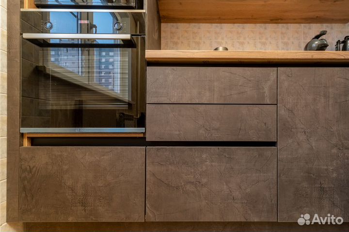 Угловая кухня на заказ в современном стиле