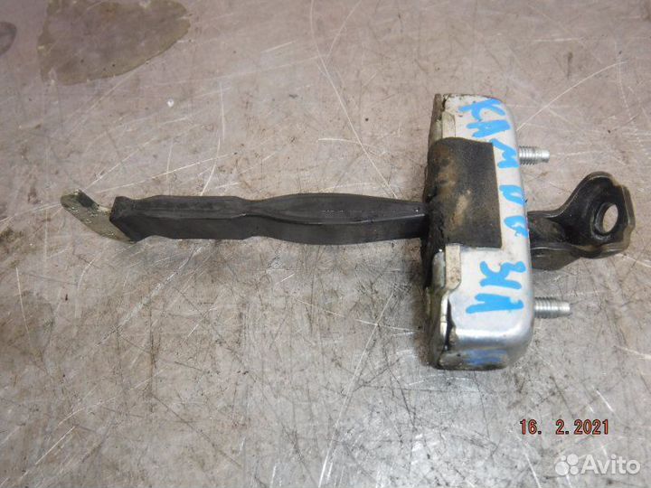 Ограничитель двери задний левый Toyota Camry 50