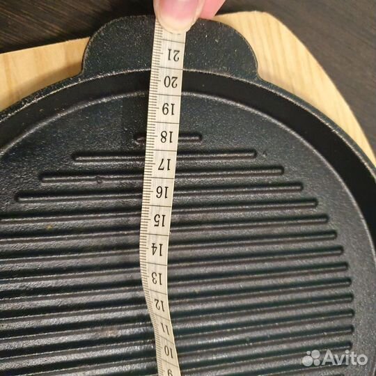 Сковорода чугунная на деревянной подставке