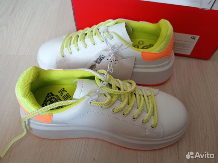 Кроссовки для девочки