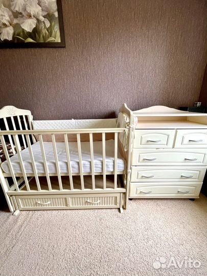Детская кроватка с маятником и ящиком